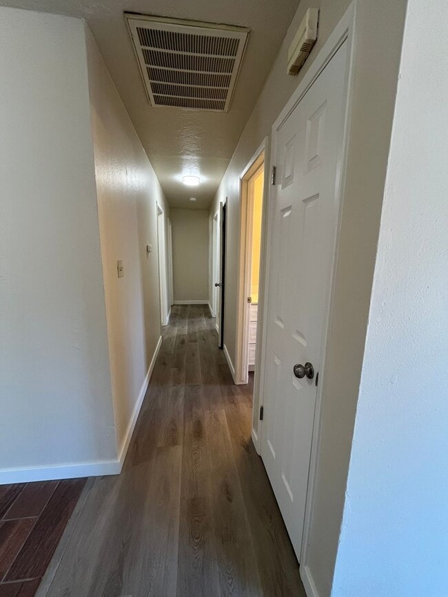 Building Photo - 304 Tennyson Dr