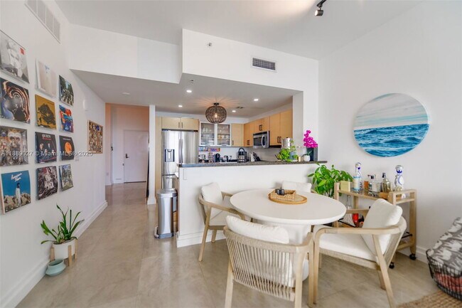 Building Photo - 725 NE 22nd St