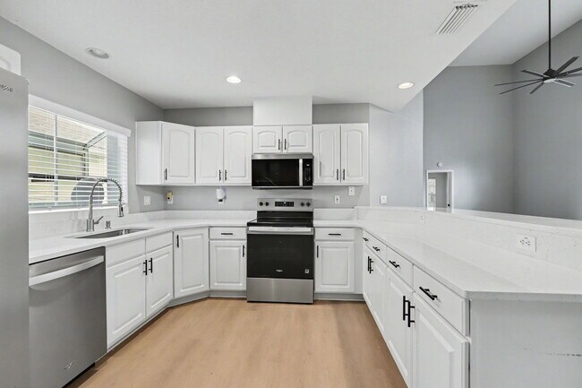 Building Photo - 6600 Gentle Ben Cir