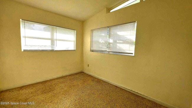 Building Photo - 814 Warren Ave