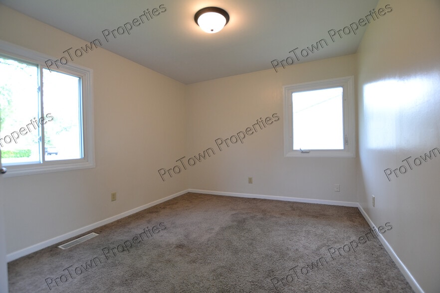 Building Photo - 2315 Birchwood Ln