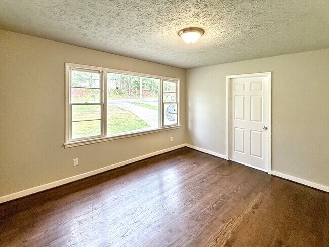 Building Photo - 1317 5 Mile Rd