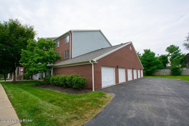 Building Photo - 2704 Bradford Commons Dr