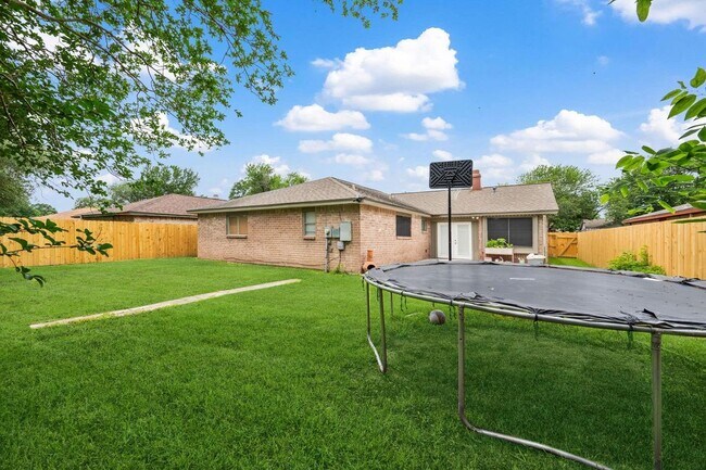 Building Photo - 4023 Broken Elm Dr