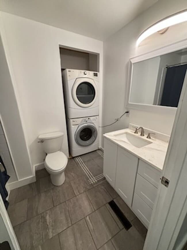 Building Photo - Unique duplex in post falls