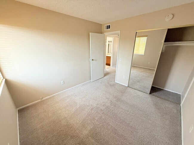 Building Photo - Spacious 3-Bedroom Condo in the Indian Can...