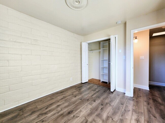 Building Photo - 2 Bedroom Townhome with Pool