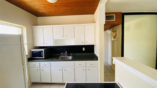 Building Photo - 2665 Middle River Dr