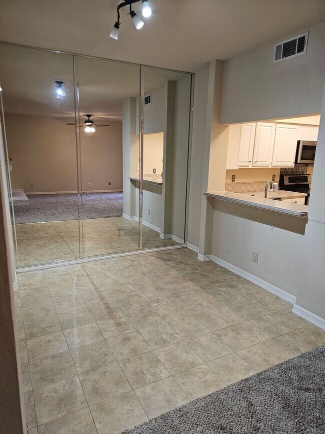 Building Photo - 2 story condo with garage