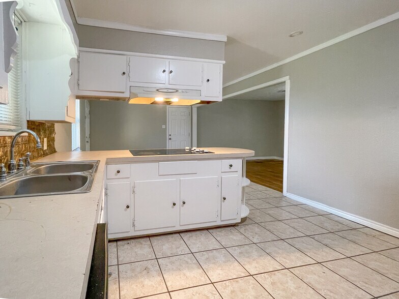 Building Photo - 110 E San Benito Dr