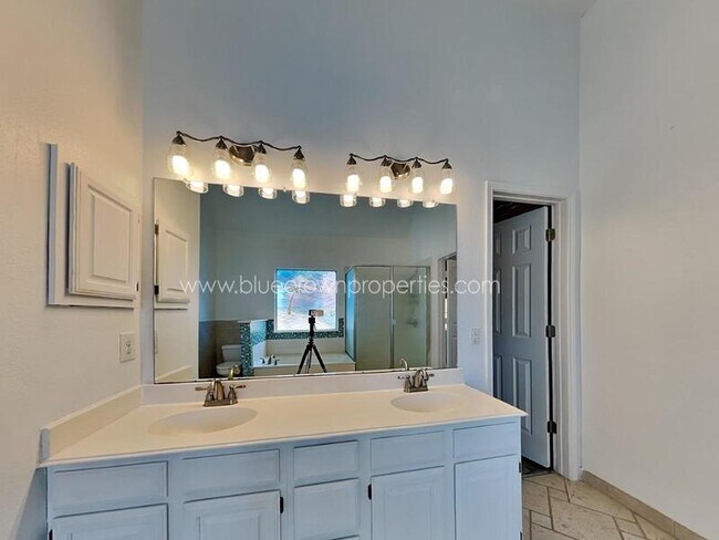 Building Photo - 7513 Silverthorn Dr