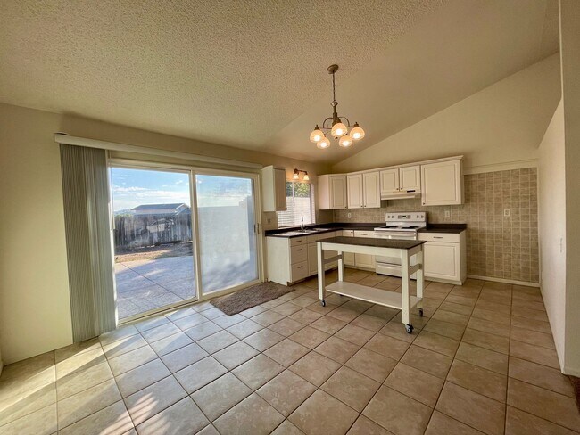 Building Photo - 4 bed-2 bath Single Story House with 2-Car...