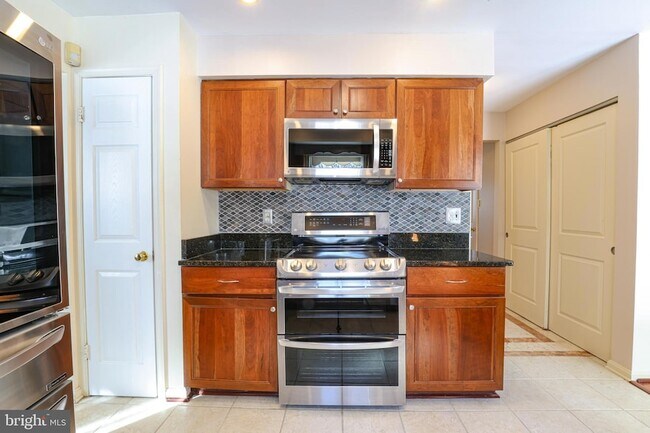 Building Photo - 8519 Electric Ave