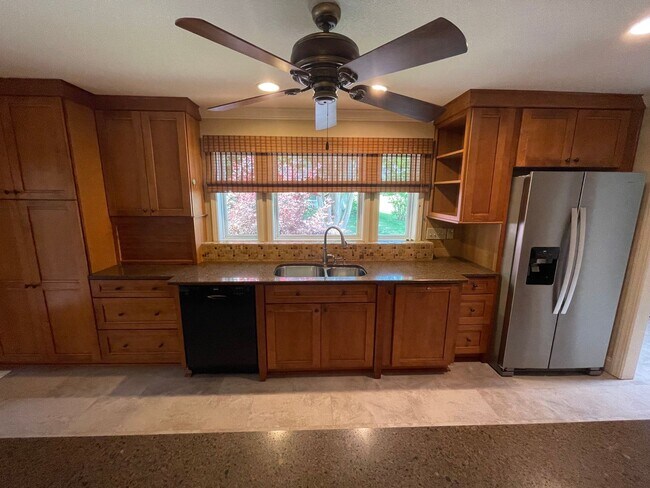 Building Photo - Elegant 4bd/3ba Home with Fenced-in Backyard