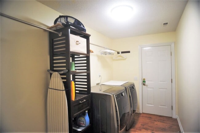 Building Photo - Updated Stunner