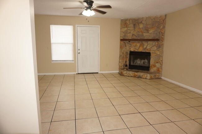 Building Photo - 3 bedroom/2 bathroom townhome
