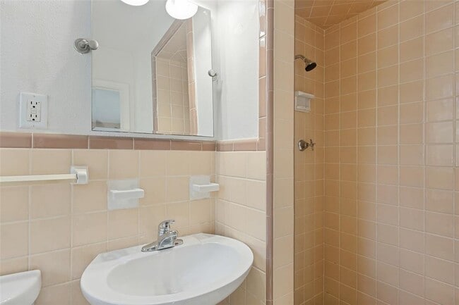 Building Photo - 1405 Broadmoor Dr