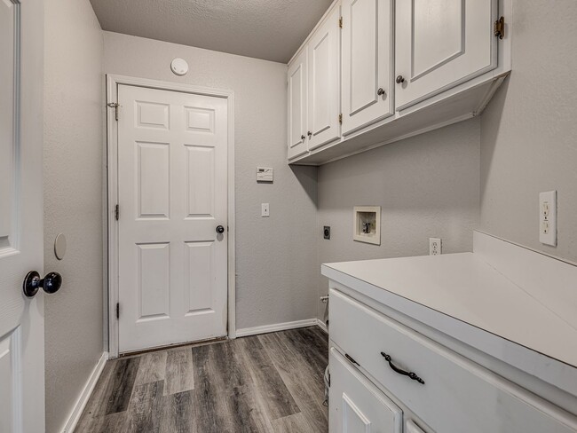Building Photo - Beautifully remodeled home in Edmond + Edm...