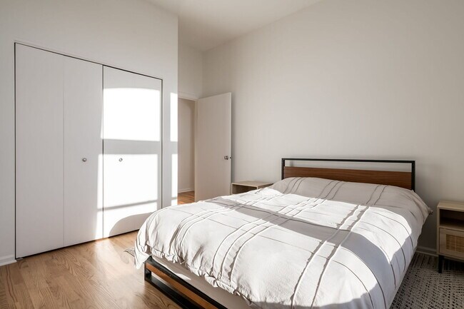 Building Photo - 2089 W Wabansia Ave