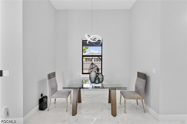 Building Photo - 118 NW 2nd Ave