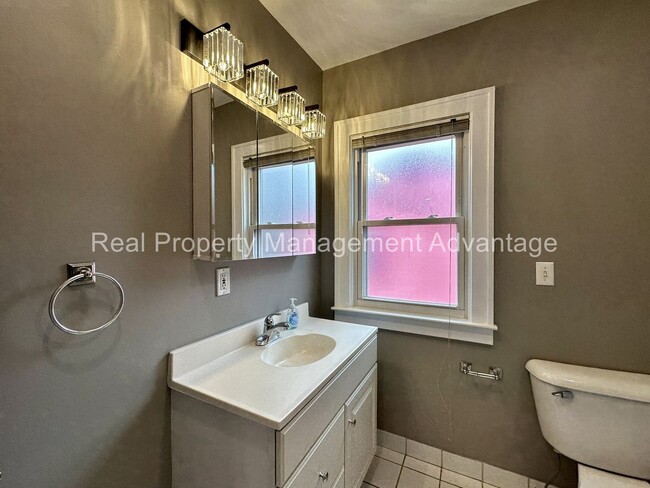 Building Photo - 851 Gardendale.