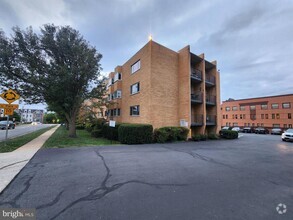 Building Photo - 200 Locust St SE