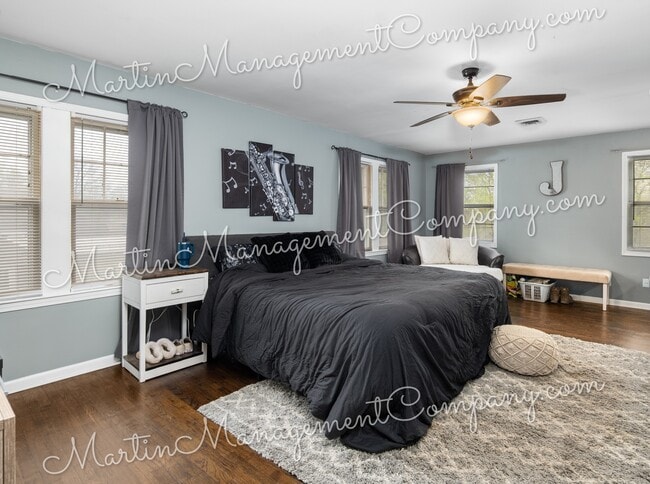 Building Photo - 906 S Barrett Ave