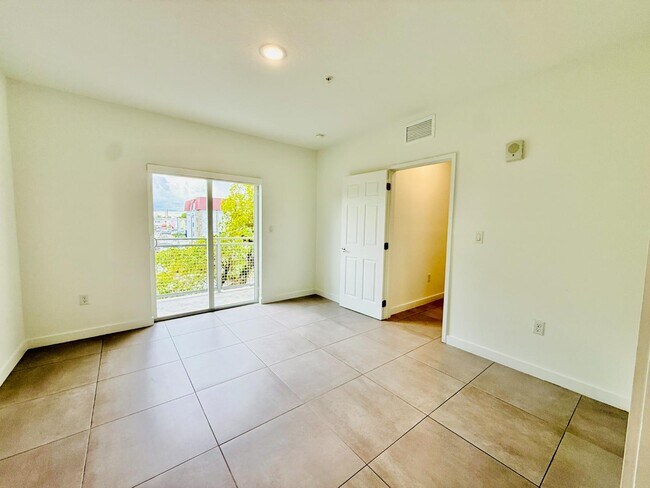 Building Photo - 1295 W 69th St