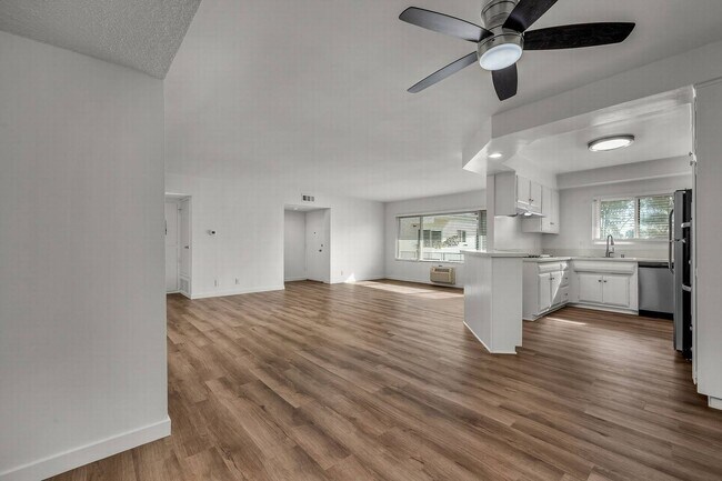 Building Photo - Stunning HUGE Top-floor 2+2