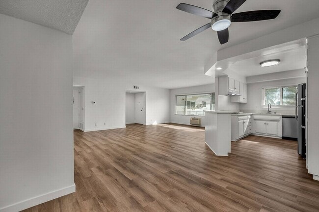 Building Photo - Stunning HUGE Top-floor 2+2 Luxury Unit