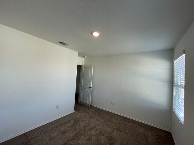 Building Photo - Spacious Floorplan- 2 Story Home in The Si...