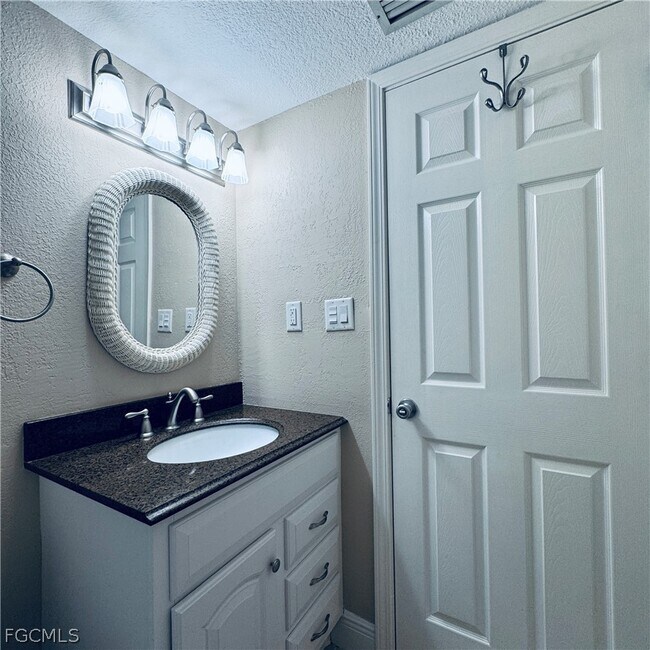 Building Photo - 2264 Winkler Ave