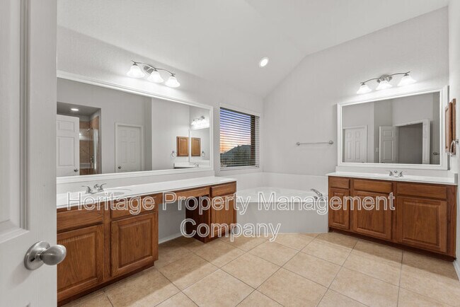 Building Photo - 11 Sable Valley