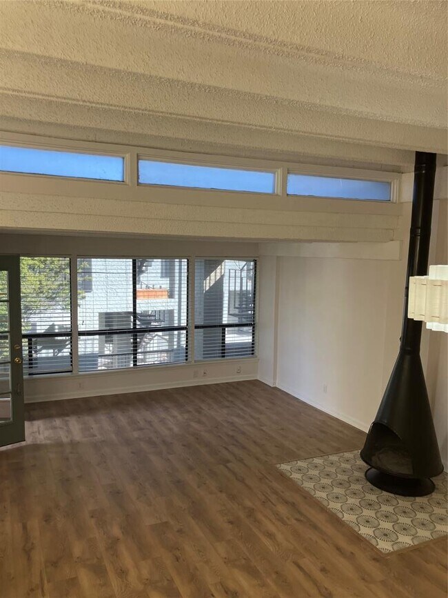 Building Photo - 5914 Lago Vista Way