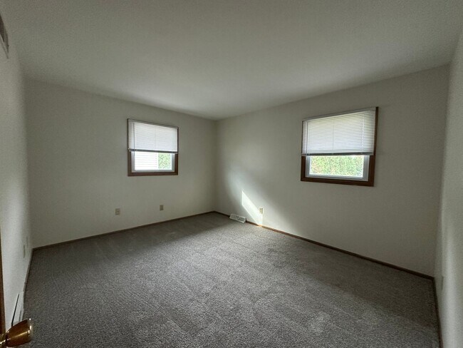 Building Photo - Spacious Townhouse in Greenfield!