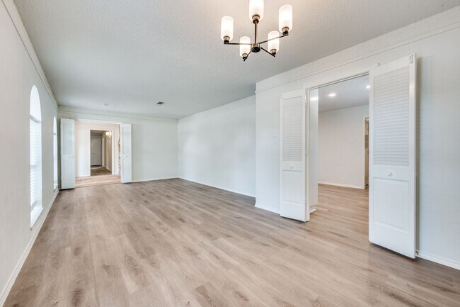Building Photo - 1710 Green Oaks Dr