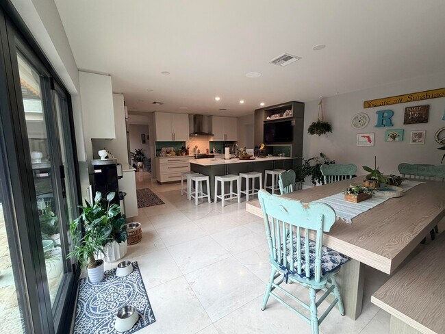 Building Photo - 3041 Perriwinkle Cir