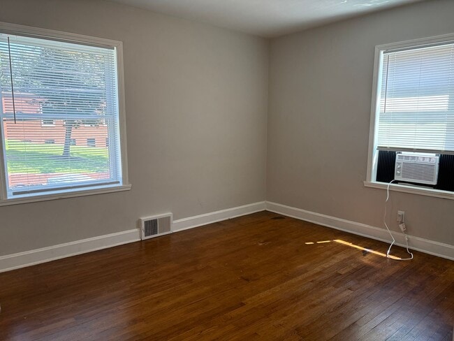 Building Photo - 2 Bedroom, 1 Bathroom Apartment in High Po...