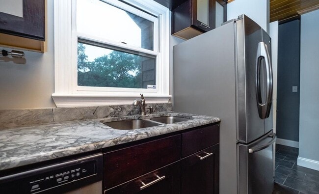 Building Photo - Beautifully Remodeled Condo on Deerfield G...