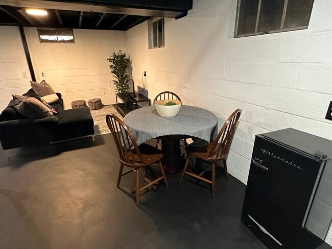 Building Photo - 2425 N Headley Rd