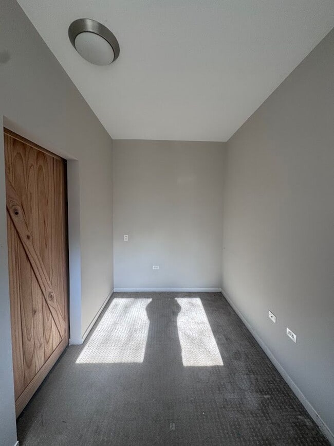 Building Photo - Modern 3BD/3BA Townhome Near North side wi...