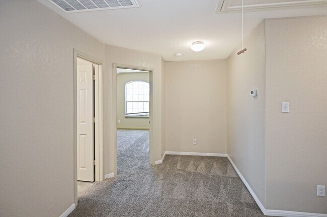 Building Photo - 2231 Hawk Dr