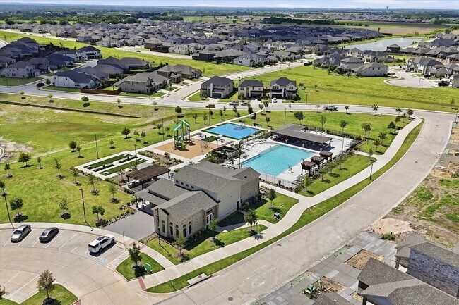 Building Photo - 508 Green Grass Dr