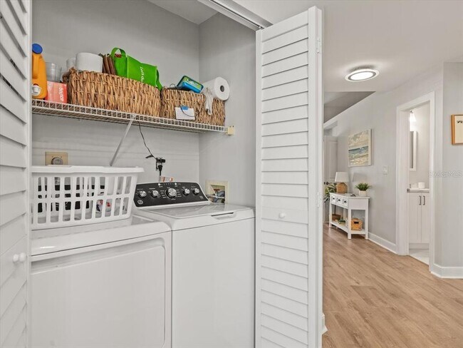 Building Photo - 5900 Bahia Del Mar Cir N