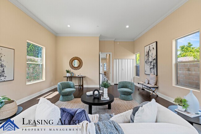 Building Photo - 5011 Hayvenhurst Ave