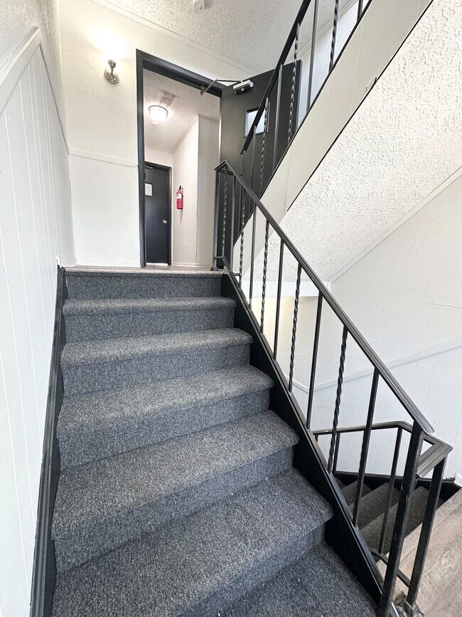Building Photo - 2 Bedroom and 1.5 Bathroom Apartment in Be...