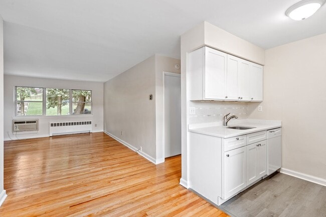 Building Photo - River Edge Commons