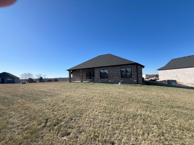 Building Photo - Beautiful, nearly-new 4 bedroom, 2 bath home on a cul-de-sac in the exclusive Lion's Gate neighbo...