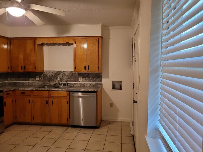 Building Photo - 2 bed / 1 bath apartment