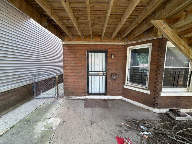 Building Photo - 8329 S Kingston Ave